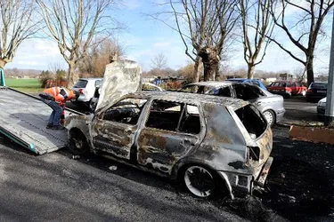 Parties d’une voiture, les flammes se sont propagées à neuf autres véhicules