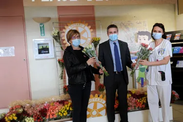 Le Rotary de Moulins-Yzeure offre 1.200 roses au personnel de l'hôpital de Moulins