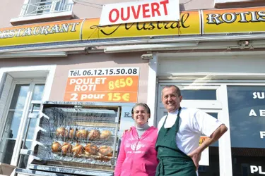 Gérard et Isabelle Sava se sont installés en Auvergne et ont ouvert leur rôtisserie, lundi dernier