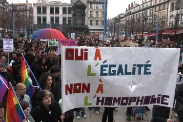 Près d'un millier de manifestants en faveur du mariage pour tous à Clermont-Ferrand