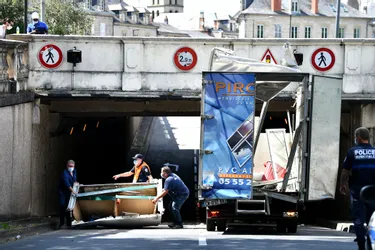 Un camion s'encastre dans la tranchée couverte de la Guierle, à Brive (Corrèze)