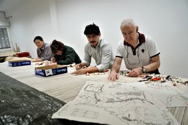 Deux jeunes lissiers intégrés à l'atelier Guillot pour "La Carte", un tapis de la tenture "Aubusson tisse Tolkien"