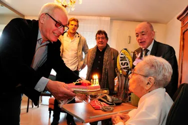 Yvonne Guillaumin fêtait ses 110 ans, hier, à l’Ehpad des Charmilles, avec Aurélien Rougerie