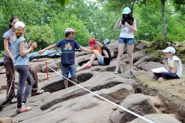 Onze adolescents ont participé, cette semaine, aux fouilles de sarcophages près d’Ayen