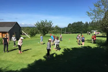 250 écoliers découvrent le golf