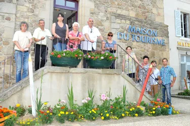 Le jury des Villes et villages fleuris en visite à Marcillat