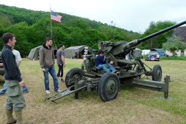 Des véhicules datés de la Seconde Guerre mondiale sont exposés à Terrasson