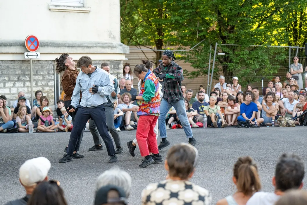 c-hoari-annul-e-dans-le-in-au-th-tre-de-rue-d-aurillac-qui-est-la