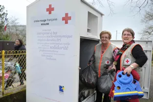 Une benne pour les dons à la Croix-Rouge