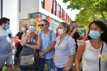 Des militants CGT de l’Allier réunis devant le commissariat de Moulins pour soutenir l'un des leurs