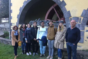 Des étudiants internationaux visitent les moulins