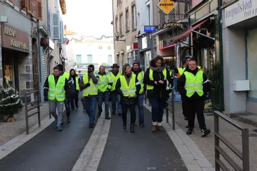 Une marche dans les rues de Lezoux pour les Gilets jaunes ce samedi matin