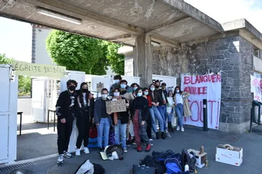 Une poignée de lycéens mobilisée devant Virlogeux à Riom (Puy-de-Dôme) pour demander l'annulation du bac