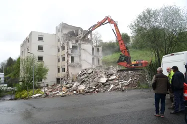 La résidence Les Fages 1 à Tulle (Corrèze) en cours de démolition