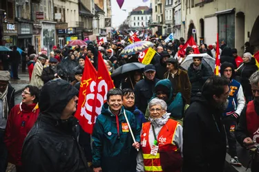 "Qu'il pleuve, qu'il vente, on ne lâchera rien" : 1.500 personnes manifestent contre la réforme des retraites à Montluçon