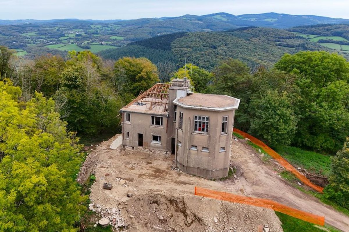 CHATEAU CHINON (VILLE). Le futur télescope sur orbite