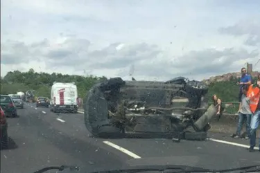 Un poids lourd et une voiture entrent en collision sur l'A75