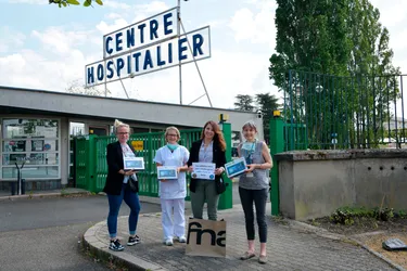 Le club des Ladies Circle de Vichy offre des tablettes numériques à l'hôpital de Vichy (Allier)
