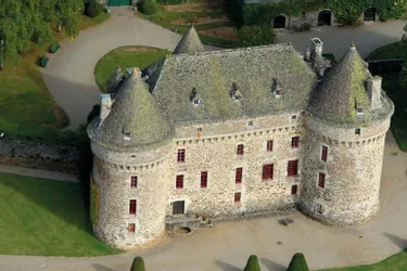 Depuis 1470, le château d'Auzers a été conservé par les membres d'une même famille