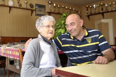 Janine Trialoup a passé toute sa vie dans le bistro où elle travaille toujours à 76 ans