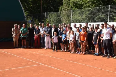 Le club de tennis a changé de revêtement pour ses deux courts extérieurs