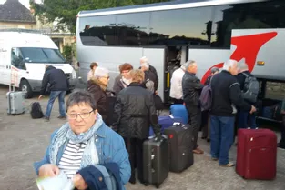 Les aînés quittent la place pour un voyage vers l'Alsace