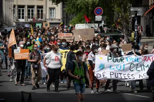 Plus de 600 personnes ont marché dans les rues de Clermont-Ferrand (Puy-de Dôme) pour le climat