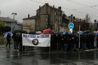 Policiers, pompiers et infirmiers bloquent le tramway clermontois à la mi-journée