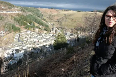 Florence Bout fait découvrir les lieux de Chaudes-Aigues (Cantal) qu’elle affectionne