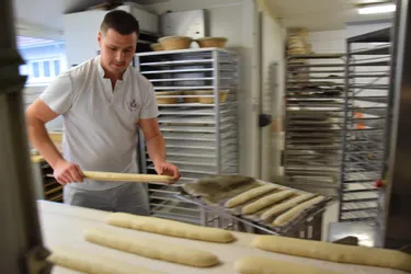 Boulanger à Saint-Priest-des-Champs (Puy-de-Dôme), Gaëtan Brochard pétrit des baguettes au goût de l'exigence