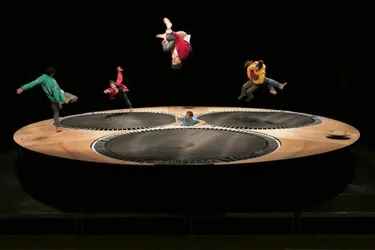 Chorégraphies, acrobaties et poésie sur un trampoline