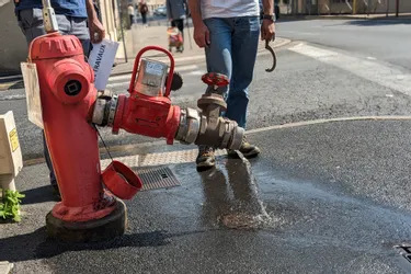 Pourquoi les bouches à incendie déversent de l'eau potable dans le caniveau à Brive ?