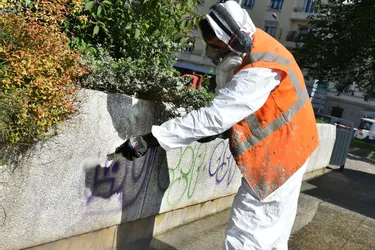 Des centaines de mètres carrés de tags sont nettoyés chaque année à Limoges par la Ville