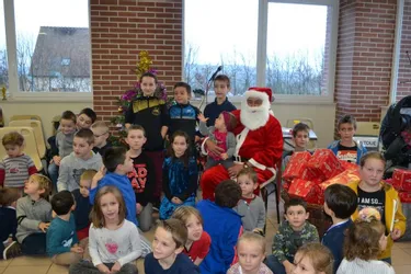 39 enfants ont accueilli le Père Noël