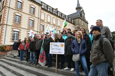 Des enseignants bourbonnais en grève exigent le retrait du projet de suppressions de 2.650 postes