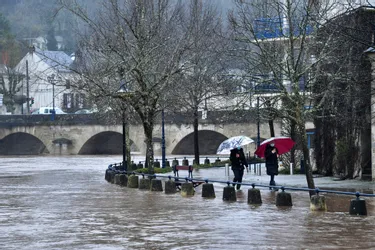 Inondations : la Vézère sort de son lit, plusieurs routes coupées en Corrèze et à Terrasson (Dordogne)