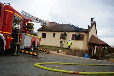 Un pavillon à moitié détruit par les flammes au Bourg-d'Hem (Creuse)