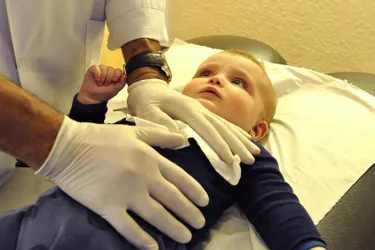 Cette maladie touche un bébé sur trois chaque hiver et nécessite des séances de kiné-respiratoire