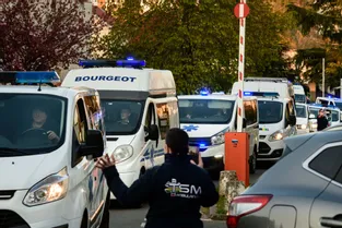 Cortèges, gyrophares et sirènes... Les ambulanciers ont rendu hommage aux soignants ce jeudi soir à Montluçon