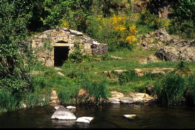 Une grande opération de nettoyage en Haute-Loire pour entretenir cette source connue pour ses vertus minérales - La Montagne