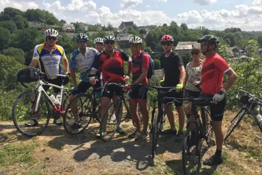 Une halte uzerchoise pour un groupe de cyclistes qui fait Saintes-Lyon