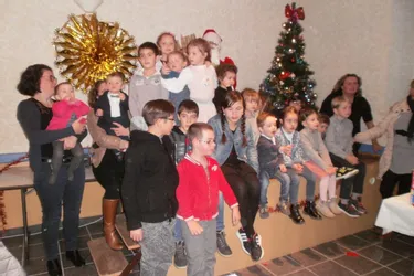 De nombreux enfants autour du Père Noël