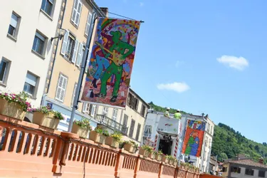Les bannières, en cours de création, reviendront colorer les rues de la cité de mi-juin à mi-octobre
