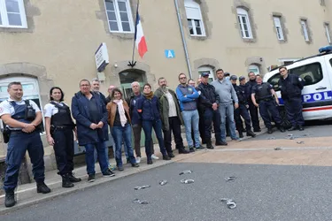 Les policiers de Guéret déposent leurs menottes devant le commissariat en signe de mécontentement