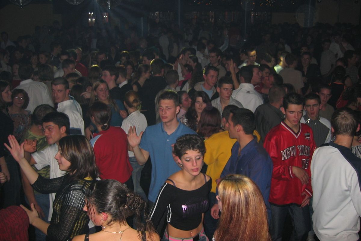Retour sur les folles nuits au Dundy club, cette discothèque de Haute-Loire pleine à craquer qu’il vente, pleuve ou neige !