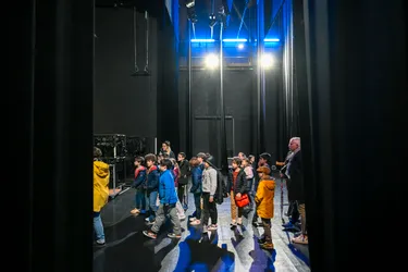 Les écoliers du Palais, à Aurillac, découvrent les coulisses du théâtre où ils vont jouer : "Ça donne le vertige"