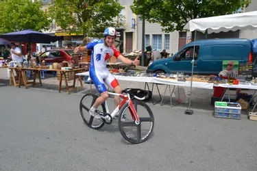 Le cycliste le plus statique du monde est présent au festival des Drôles de Soumans