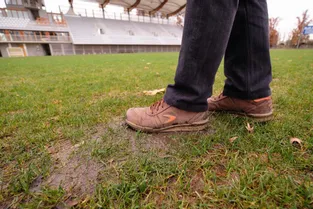 Le match de football, programmé samedi soir, a dû être reporté pour préserver la pelouse