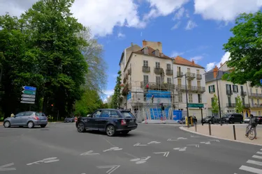 Pourquoi les hôtels des Charmilles et de Tours de Vichy (Allier) sont démolis à la petite cuillère?