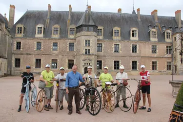 Sept vélocipédistes font une halte au château
